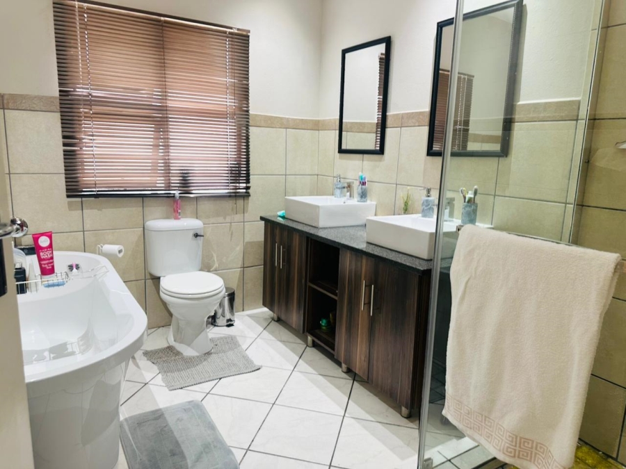 3 Bedroom Property for Sale in Gateway Manor North West